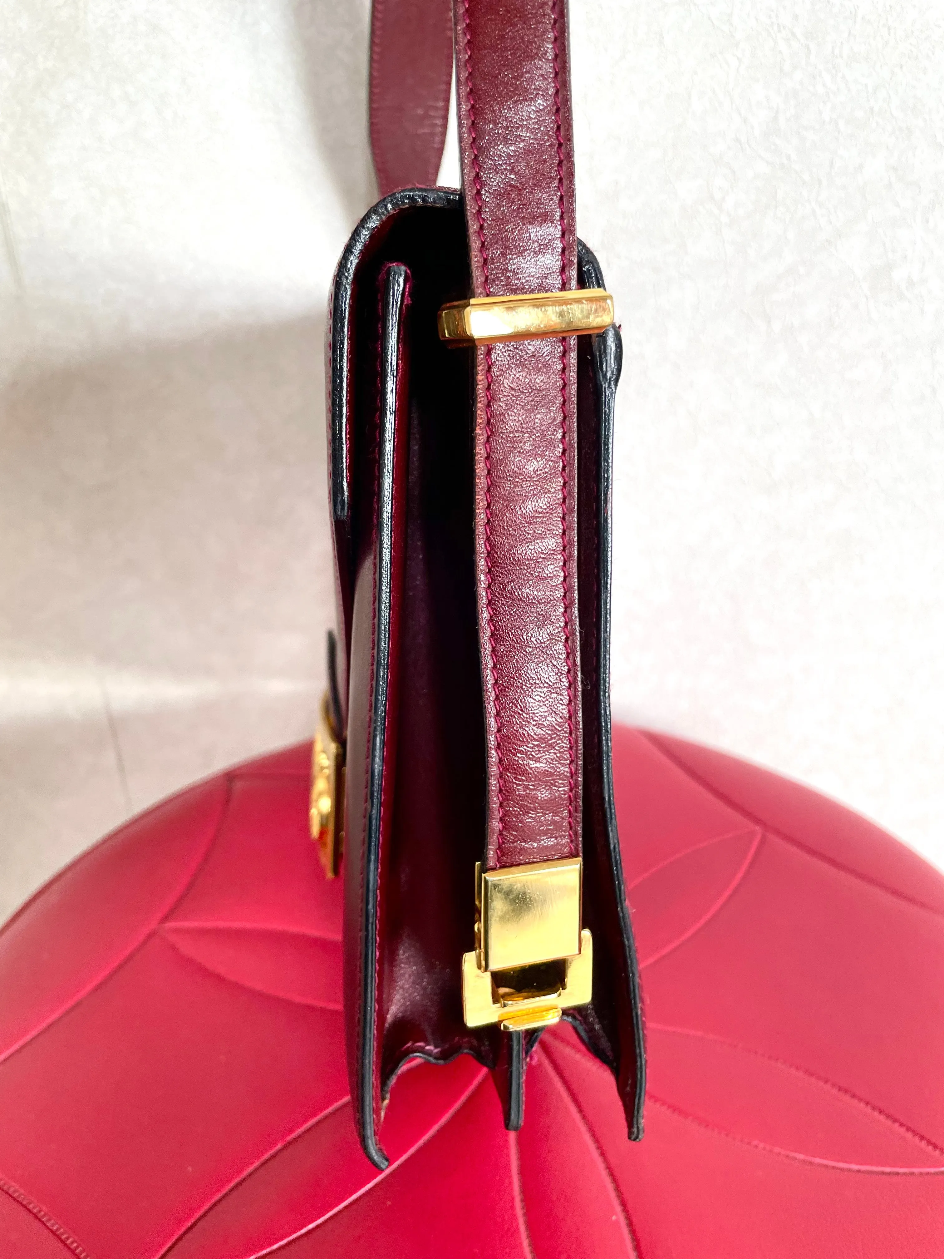 Vintage Celine wine red shoulder bag with clutch purse with golden carriage logo. Perfect elegance for your daily use. 050326rk1