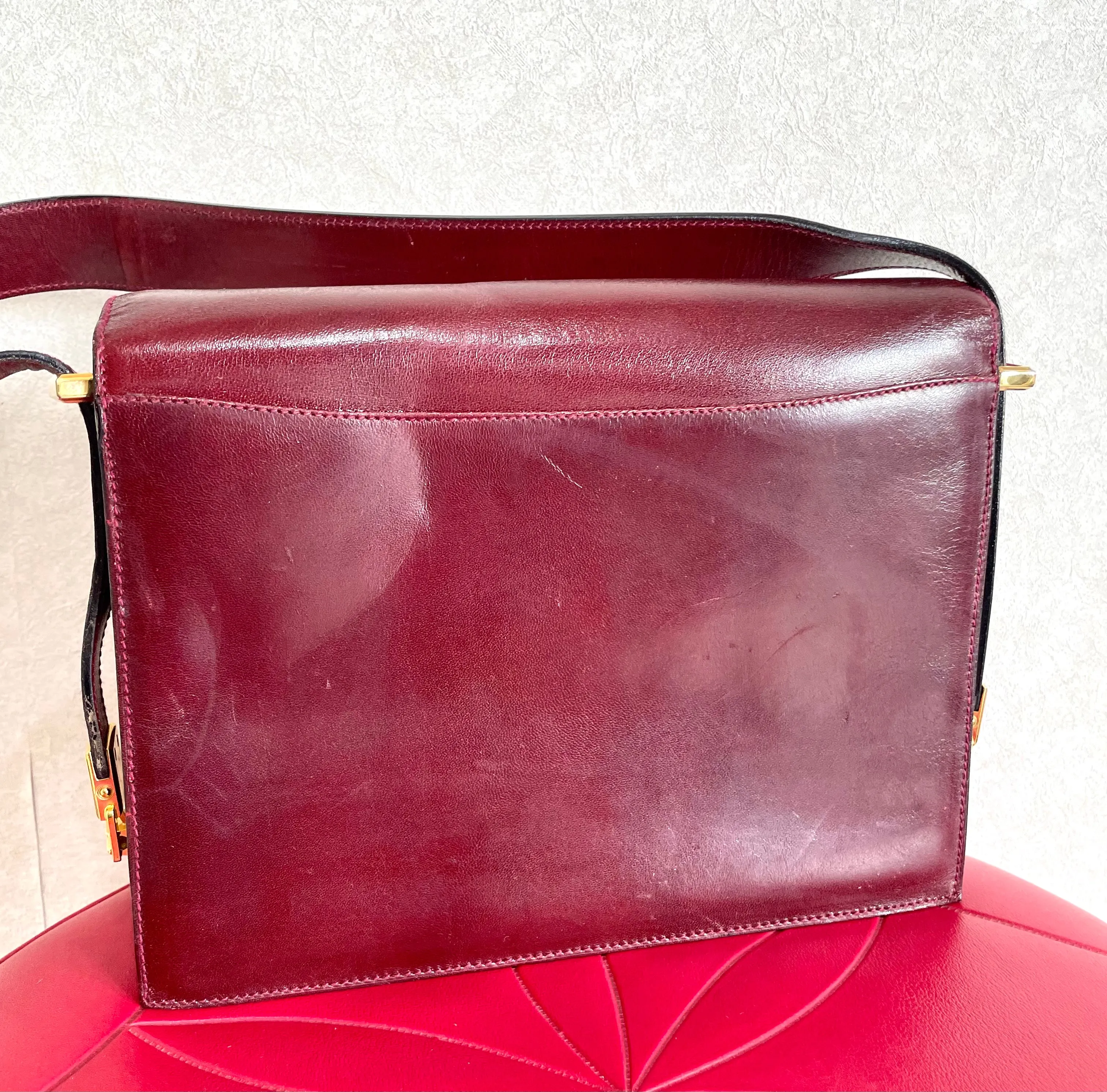 Vintage Celine wine red shoulder bag with clutch purse with golden carriage logo. Perfect elegance for your daily use. 050326rk1